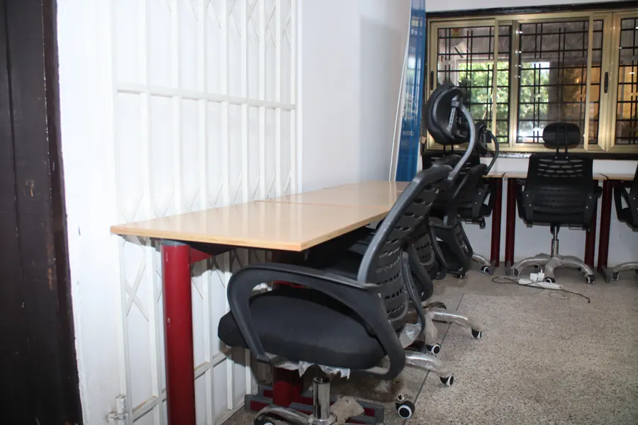 Window-side desks and ergonomic seating at yecSpace